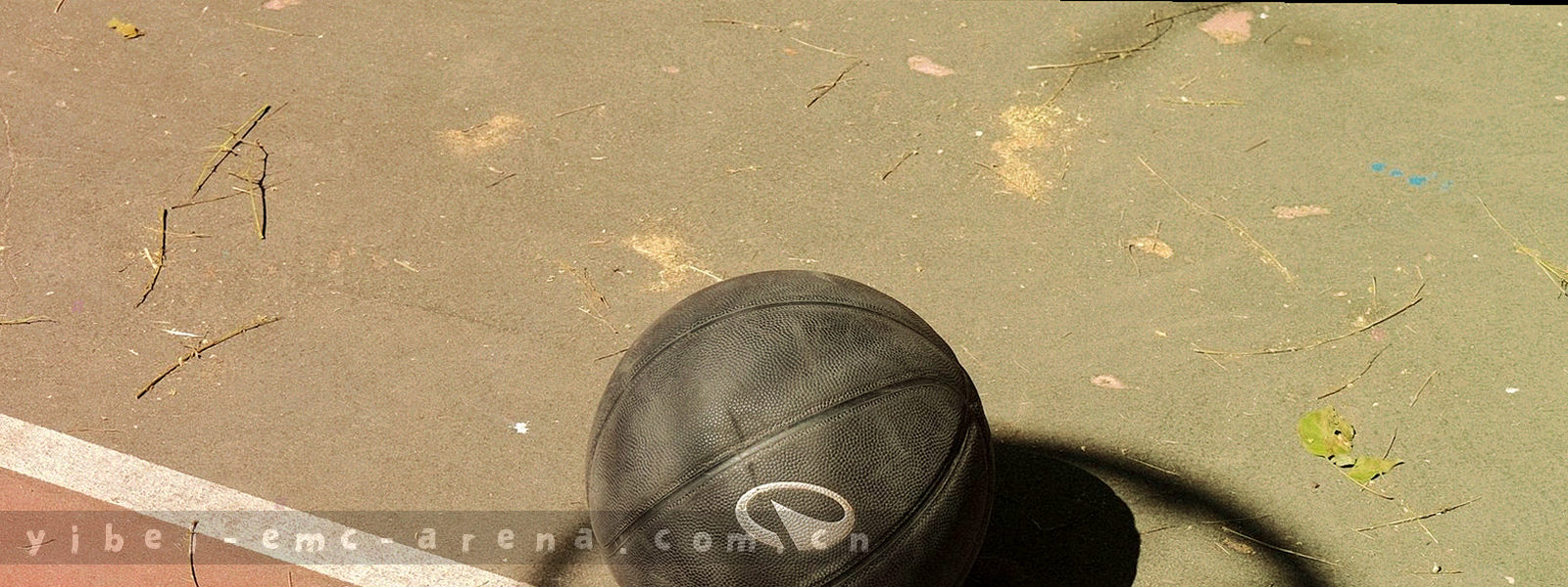 深墨绿底上交织的球场网格与运动轨迹抽象纹理